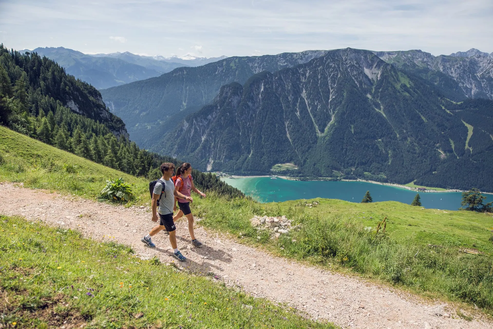 Paar wandert auf einem malerischen Bergweg.