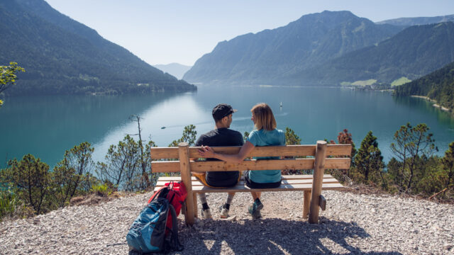 Paar blickt auf den See und die Berge.