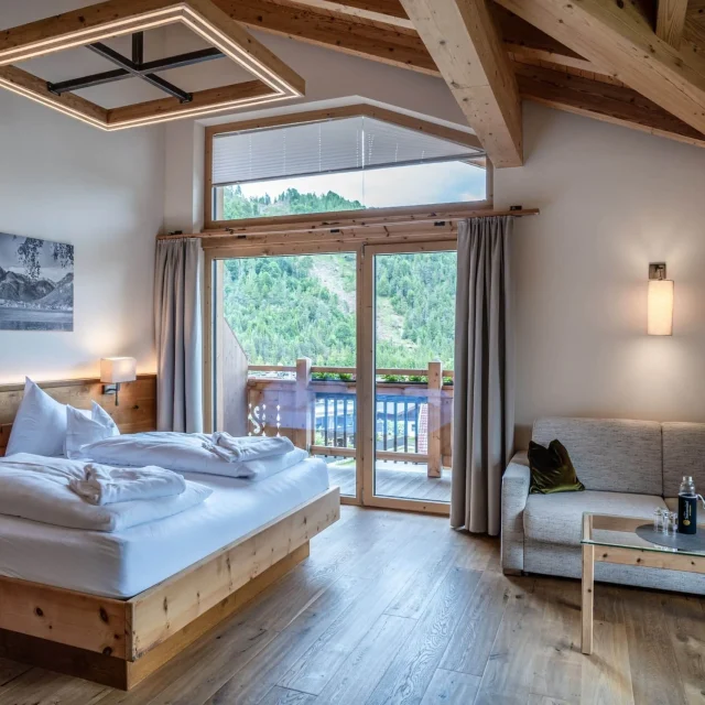 Modernes Zimmer mit Balkon und Holzdetails