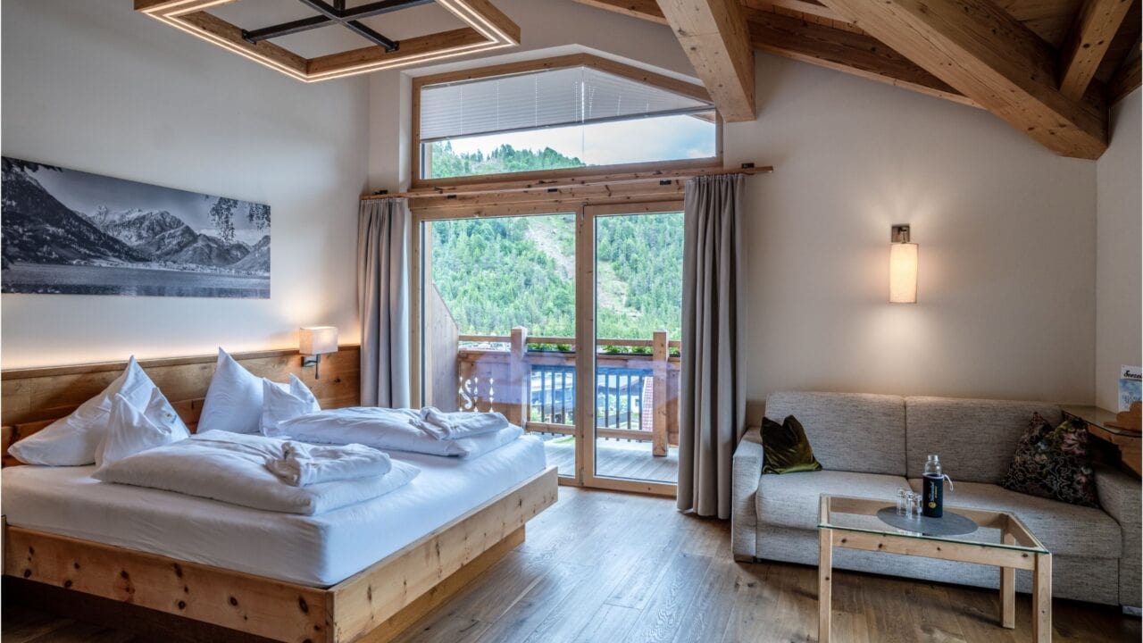 Modernes Zimmer mit Balkon und Holzdetails
