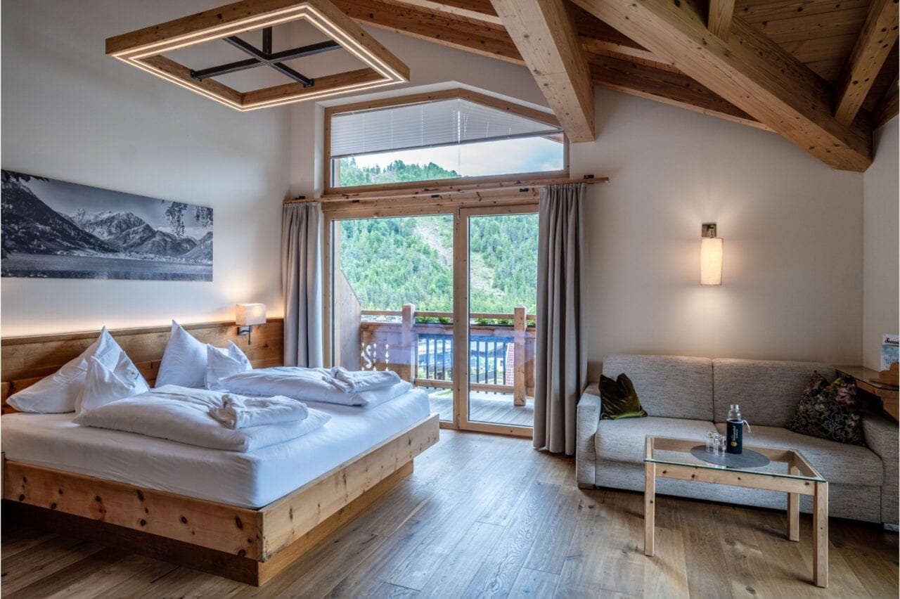 Modernes Zimmer mit Balkon und Holzdetails