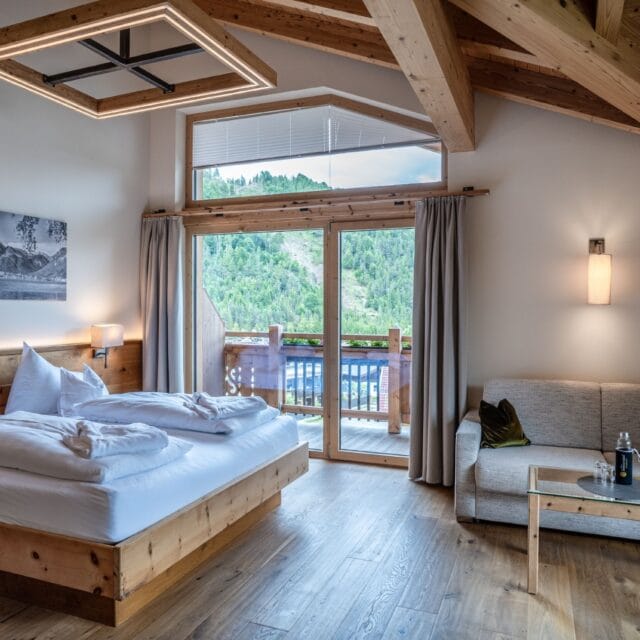 Modernes Zimmer mit Balkon und Holzdetails