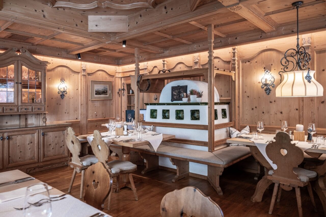 Gemütliches Restaurant mit Holzmöbeln und Dekoration.