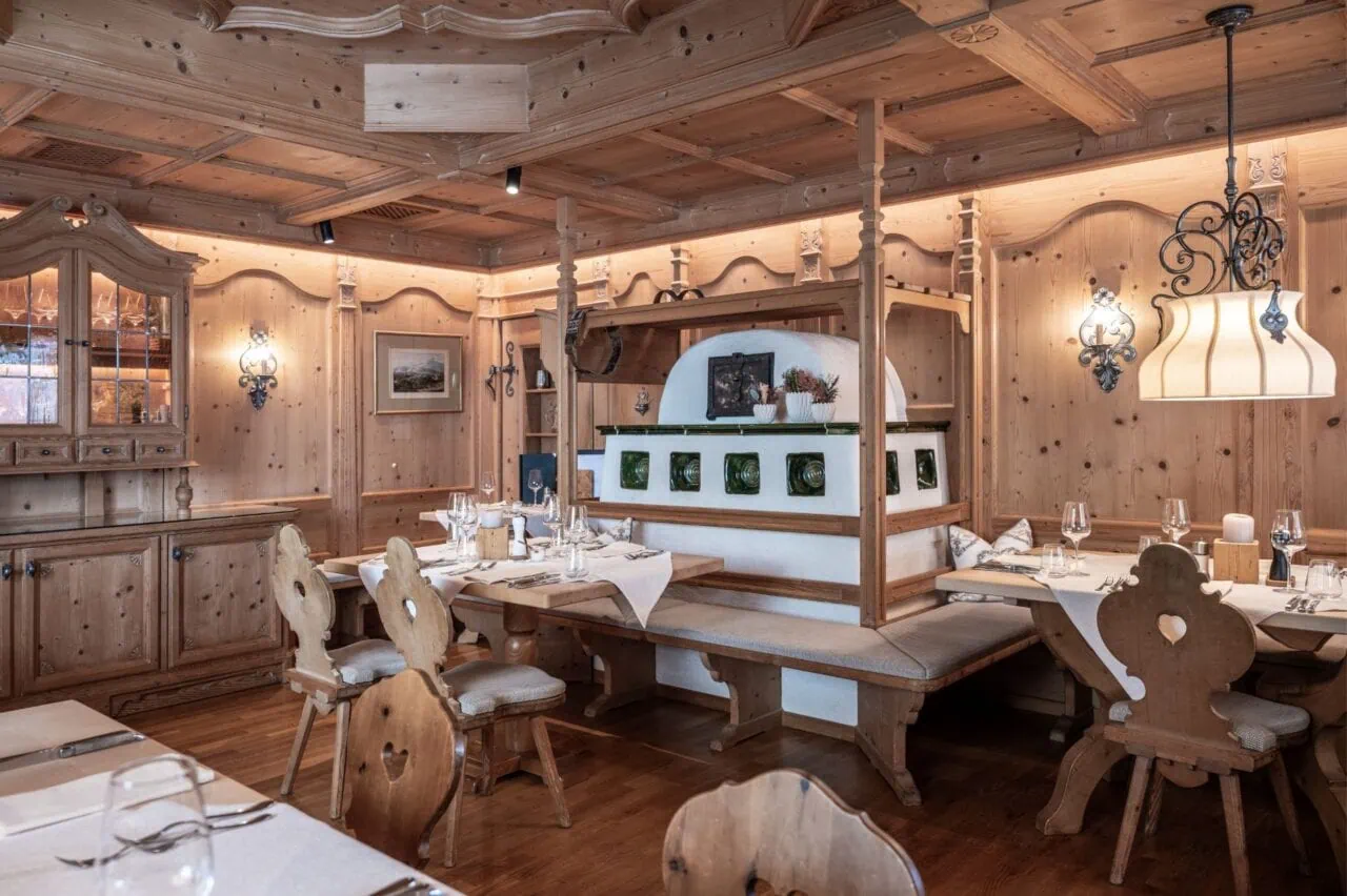 Gemütliches Restaurant mit Holzmöbeln und Dekoration.