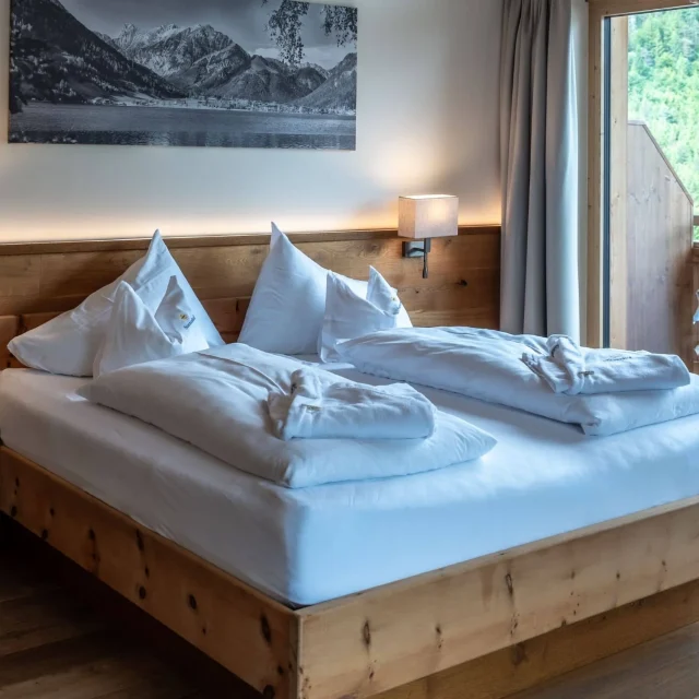 Gemütliches Schlafzimmer mit Holzdetails und Bergblick