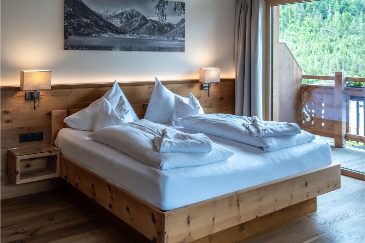 Gemütliches Schlafzimmer mit Holzdetails und Bergblick