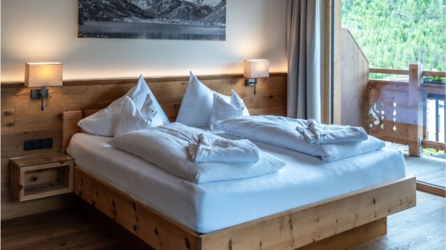Gemütliches Schlafzimmer mit Holzdetails und Bergblick