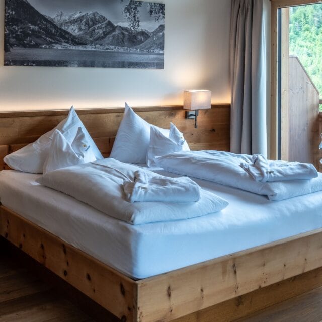 2 Gemütliches Schlafzimmer mit Holzdetails und Bergblick