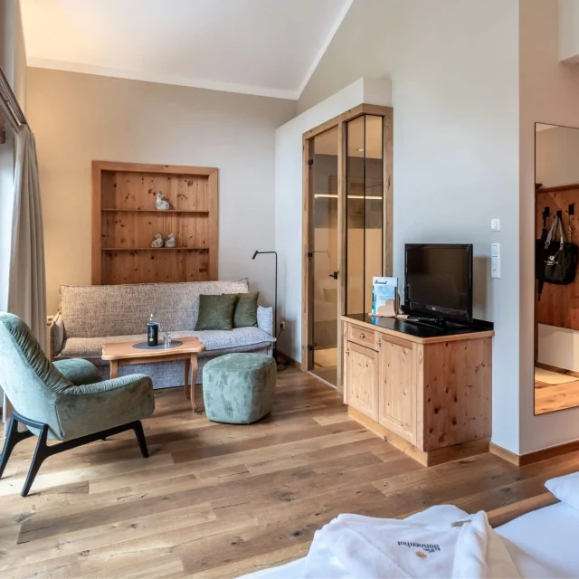 Gemütlicher Wohnbereich mit Holzdetails und TV.