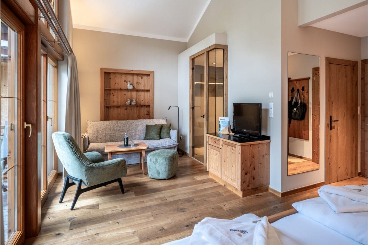 Gemütlicher Wohnbereich mit Holzdetails und TV.