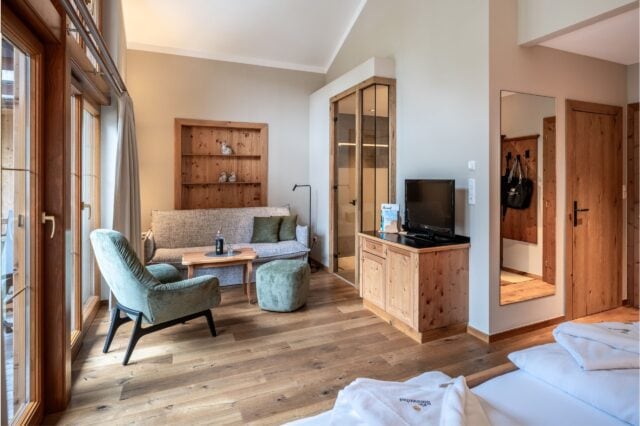 Gemütlicher Wohnbereich mit Holzdetails und TV.