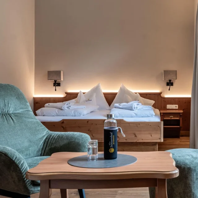 Gemütliches Zimmer mit Bett und Sitzecke