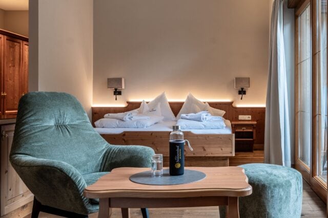 Gemütliches Zimmer mit Bett und Sitzecke