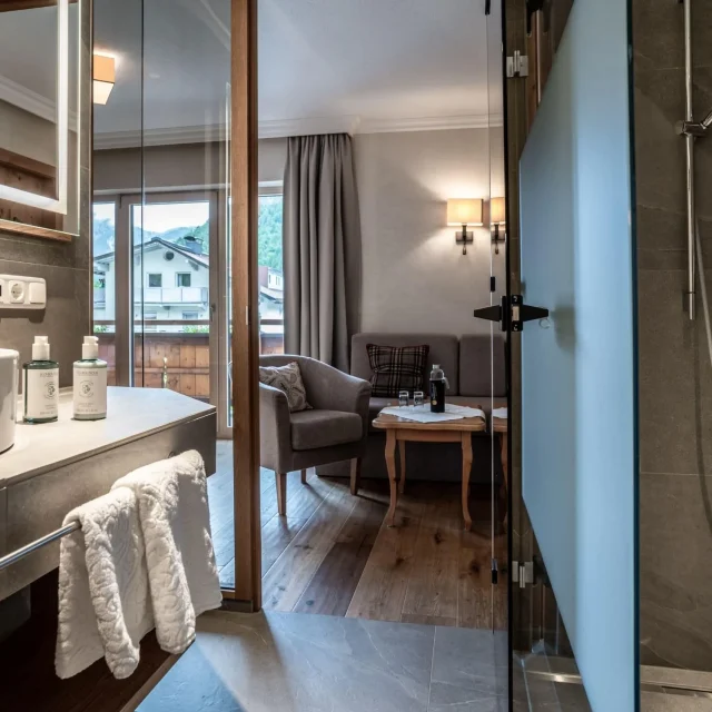 Modernes Badezimmer mit angrenzendem Wohnbereich.