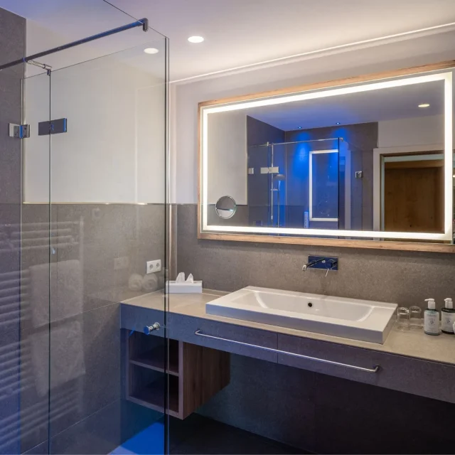 Moderne Badezimmer mit Dusche und Spiegel