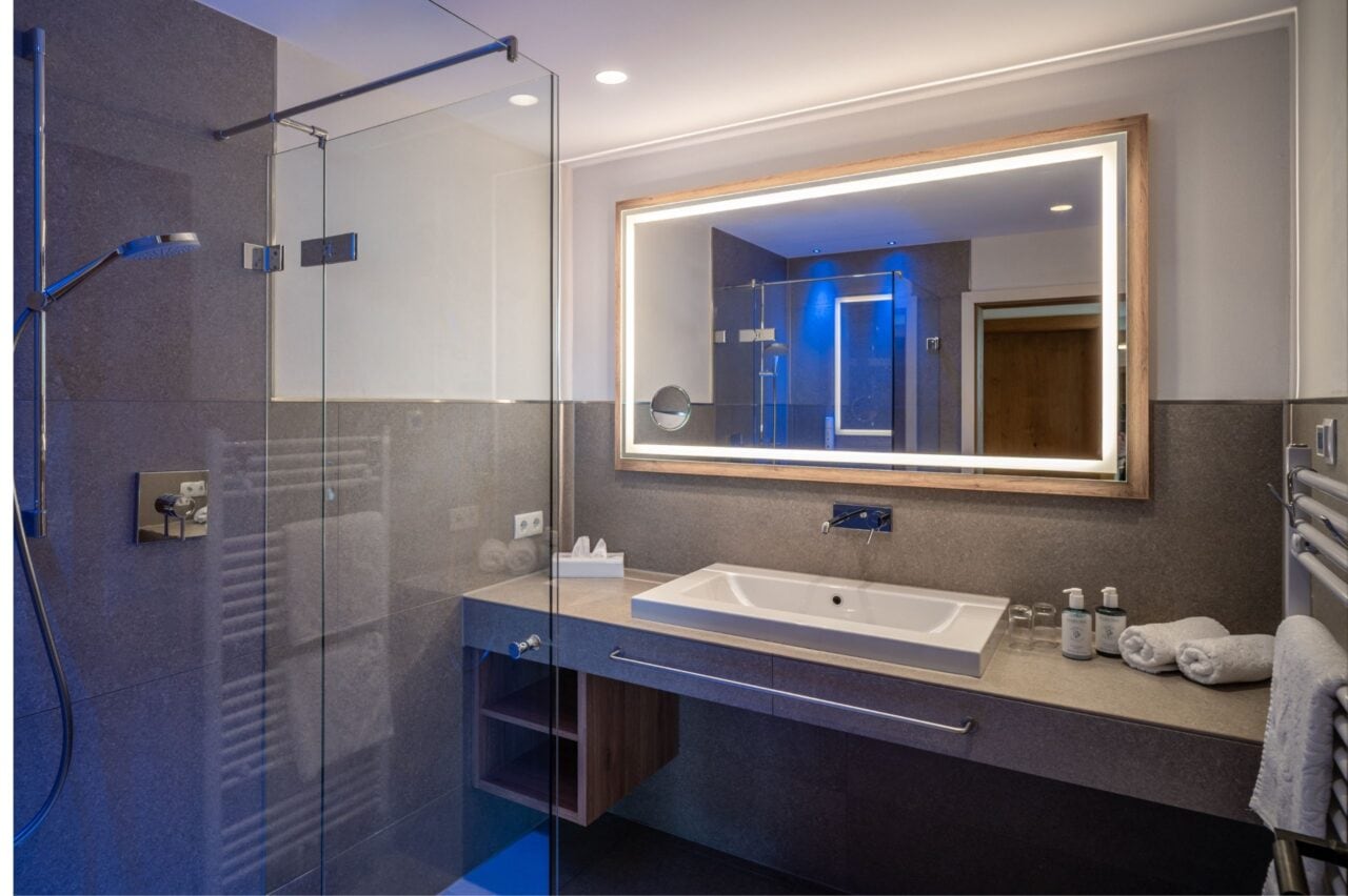 Moderne Badezimmer mit Dusche und Spiegel