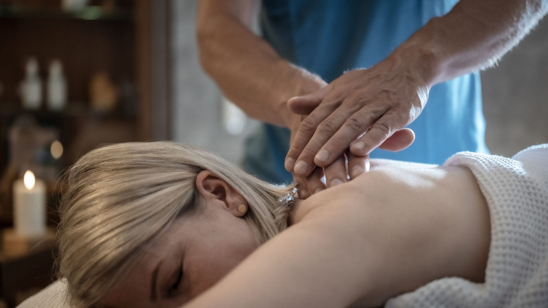 Entspannende Massage in einer ruhigen Umgebung.