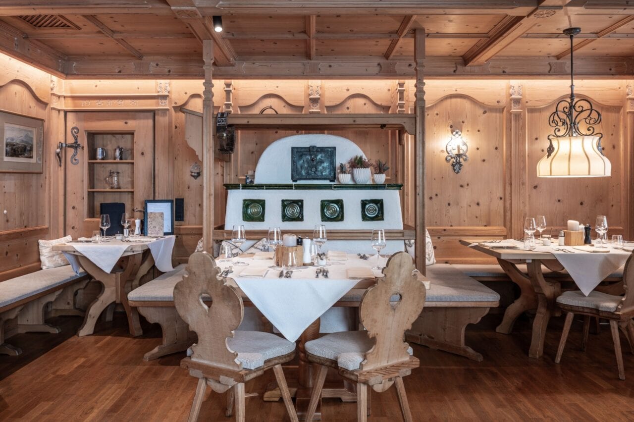 Gemütliches Restaurant mit Holzmöbeln und Tischgedecken