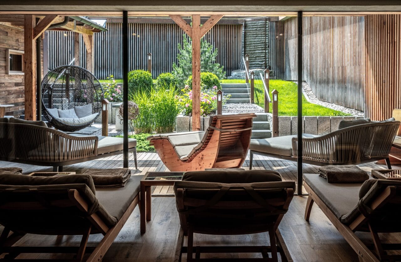 Gemütlicher Wellnessbereich mit Gartenblick.