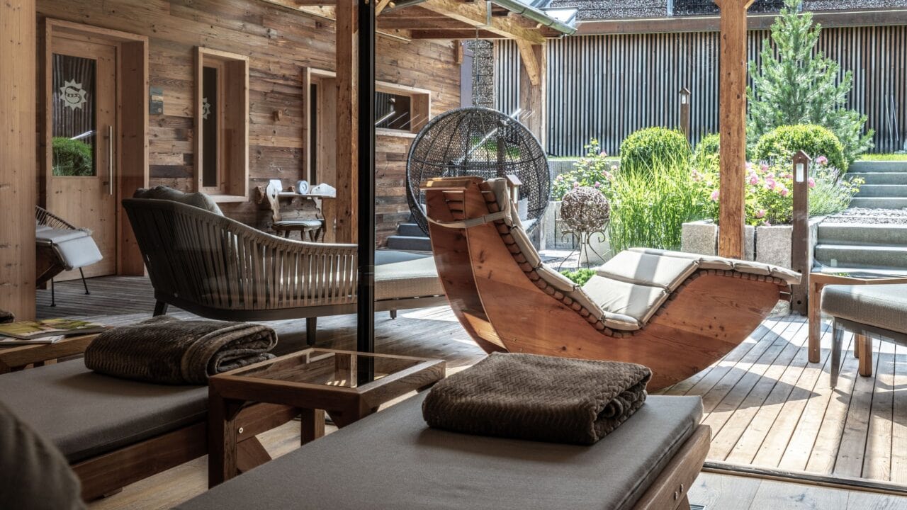 Gemütlicher Entspannungsbereich im Holzdesign.