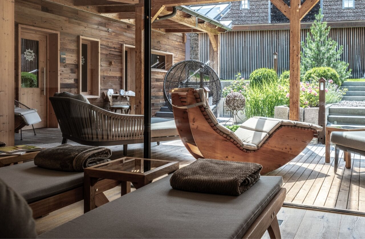 Gemütlicher Entspannungsbereich im Holzdesign.