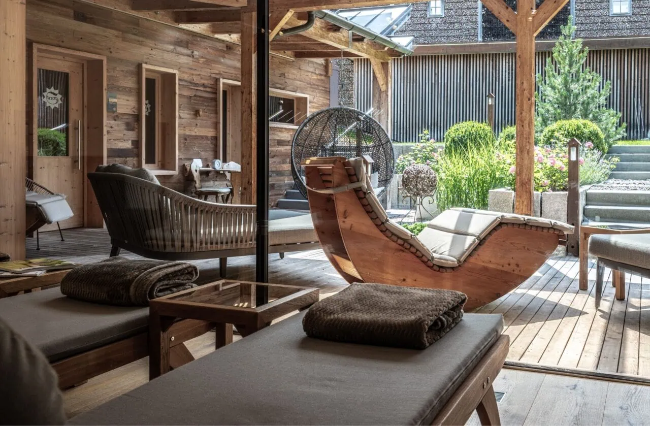 Gemütlicher Entspannungsbereich im Holzdesign.