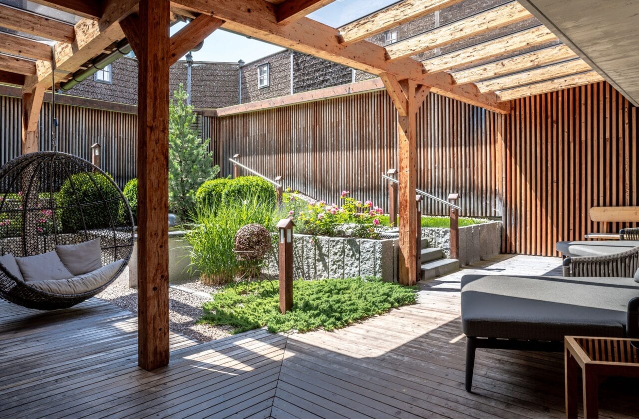 Gemütlicher Innenhof mit bequemen Sitzgelegenheiten