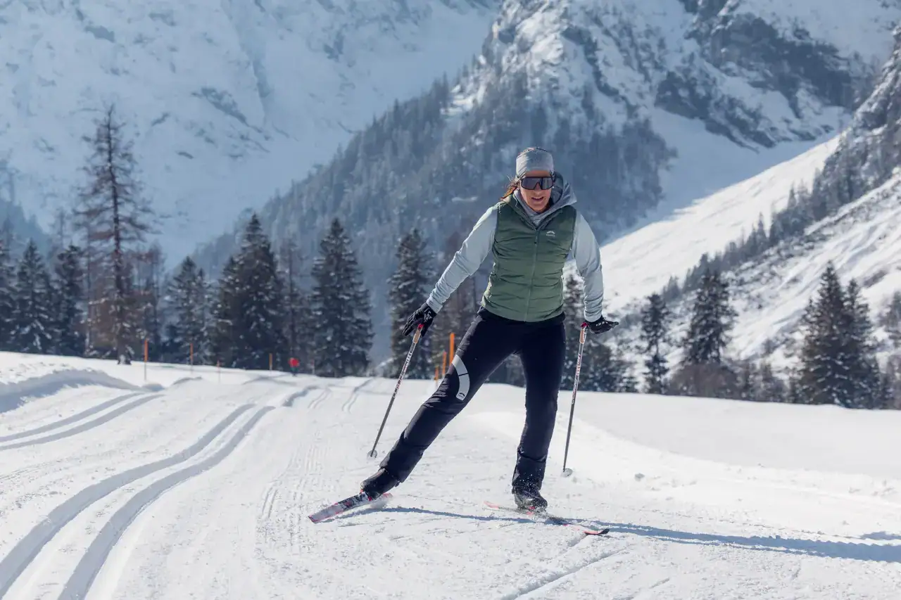 Skiender Mensch auf verschneiter Piste