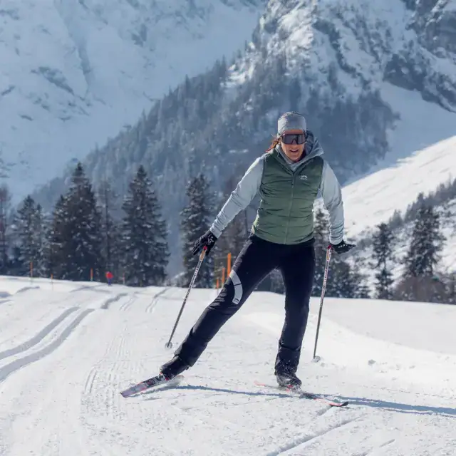 Skiender Mensch auf verschneiter Piste