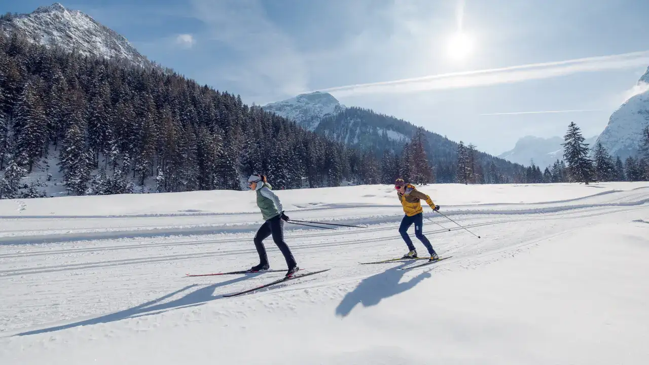 Zwei Personen beim Skifahren im Schnee