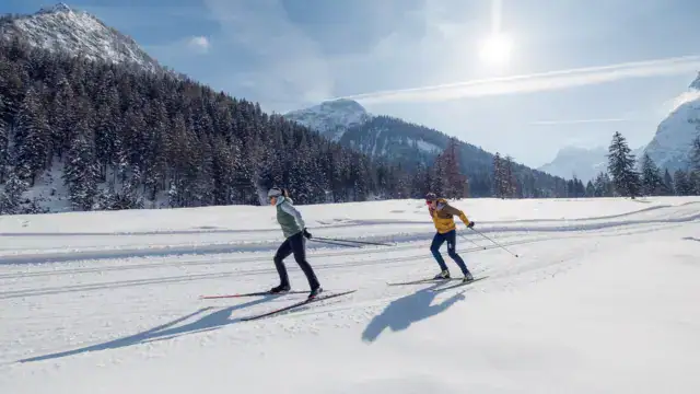 Zwei Personen beim Skifahren im Schnee