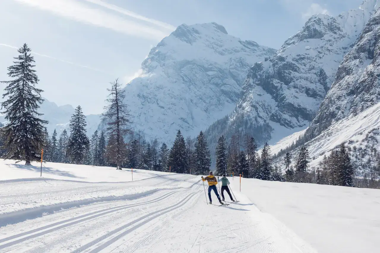 Skifahren in verschneiter Berglandschaft