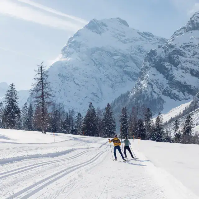 Skifahren in verschneiter Berglandschaft