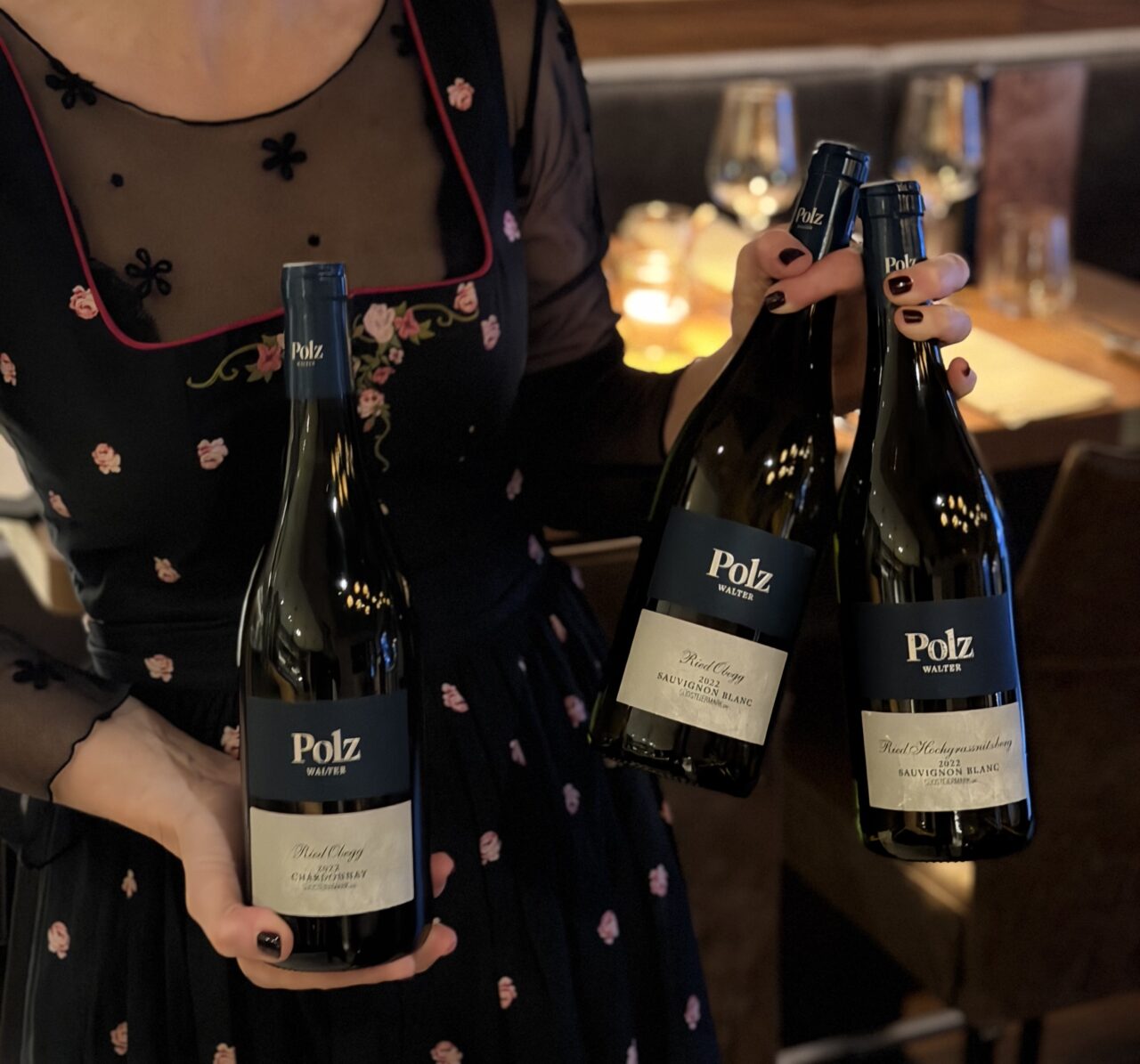 Flaschen Wein in eleganter Umgebung präsentieren.